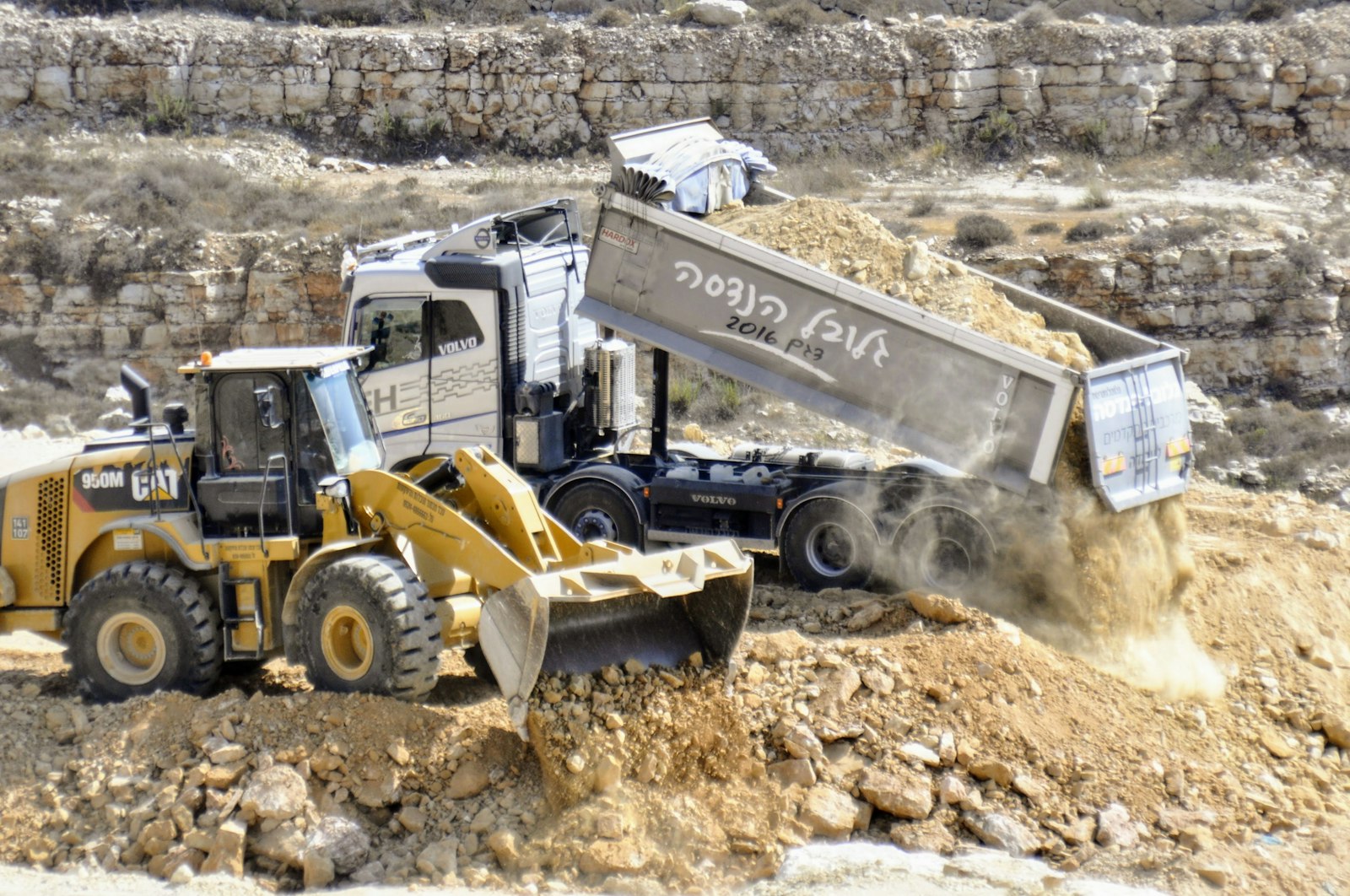 Dump truck mengangkut hasil kerukan sedimen